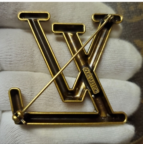 BUNDLE DEAL🎁 3 Pc. LOT, Louis Vuitton Brooch& Earings, Gucci Earings, Dustbags - Picture 7 of 7